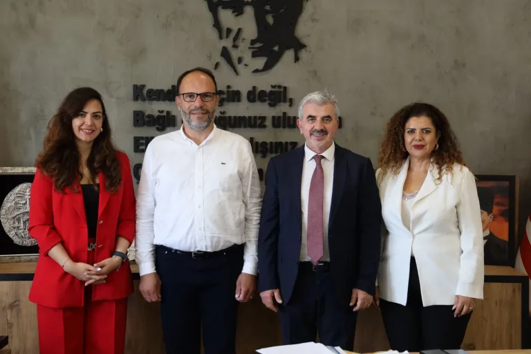 İskele Belediye Başkanı Sadıkoğlu ile Telsim Genel Müdürü Tüz’ün görüşmesini gösteren kare