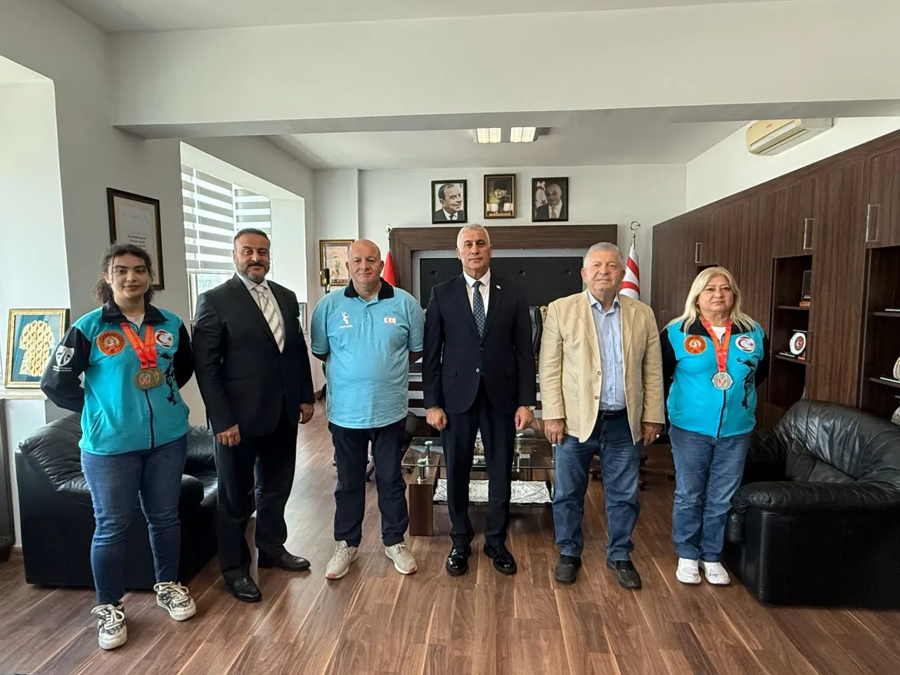 Amcaoğlu, 2026 Dünya Budo Kupası şampiyonu kadın sporcuları kabul ederken grup fotoğrafı