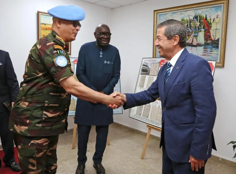Ertuğruloğlu'nun BM Temsilcisi Diagne ve UNFICYP Komutanı Alam ile görüşme anı