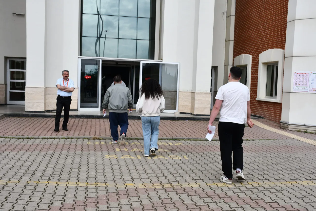 Sınav salonunda adayların sınav öncesi bekleyişi ve görevli görevlilerin düzenlemeleri