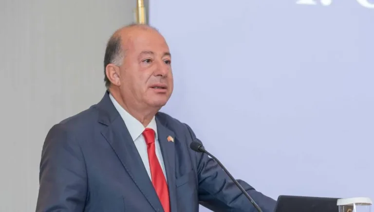 Uzman konuşurken işitme testi ve kulak sağlığına vurgu yapan bir an