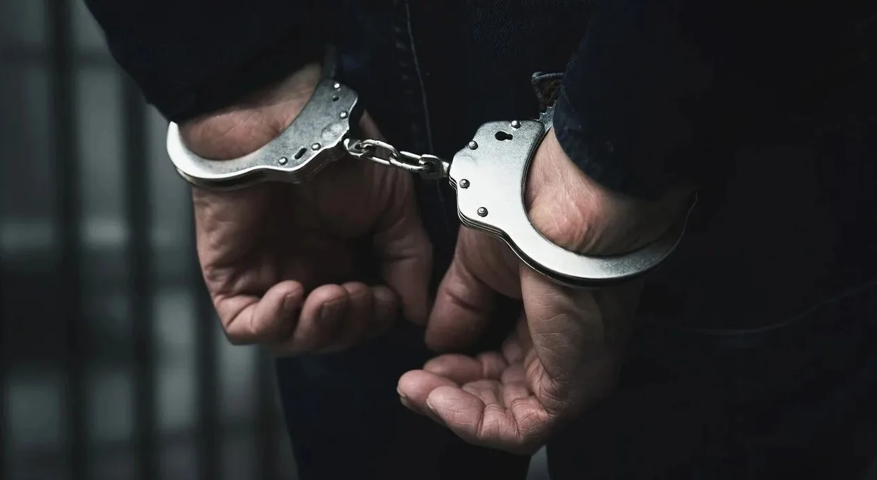 Görev başındaki polise rüşvet teklif eden zanlının emniyetteki ifadesi sırasında görüntüsü