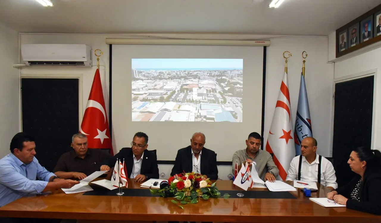 KIB-TEK Gazimağusa Bölge Amirliği hizmet binası inşaat sözleşmesi imza töreni için belge ve el sıkışma görüntüsü