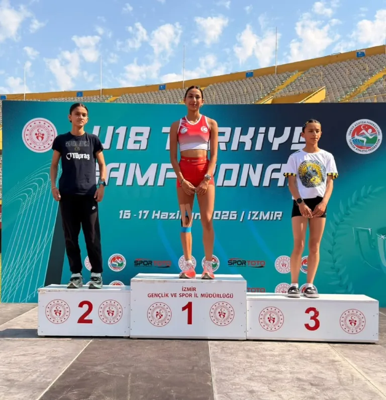 DAÜ sporcusu Ada Kafa, U18 Türkiye Şampiyonu kupasıyla poz veriyor