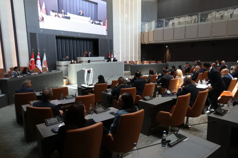 Cumhuriyet Meclisi Genel Kurulu’nda Atatürk Öğretmen Akademisi yasa tasarısı görüşülen oturumdan bir kare