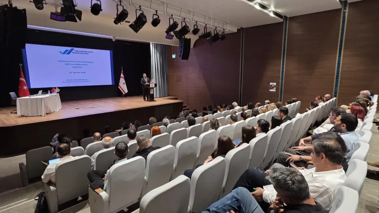 YÖDAK ve YÖKAK yetkilileri birlikte oturmuş, toplantı yapıyor