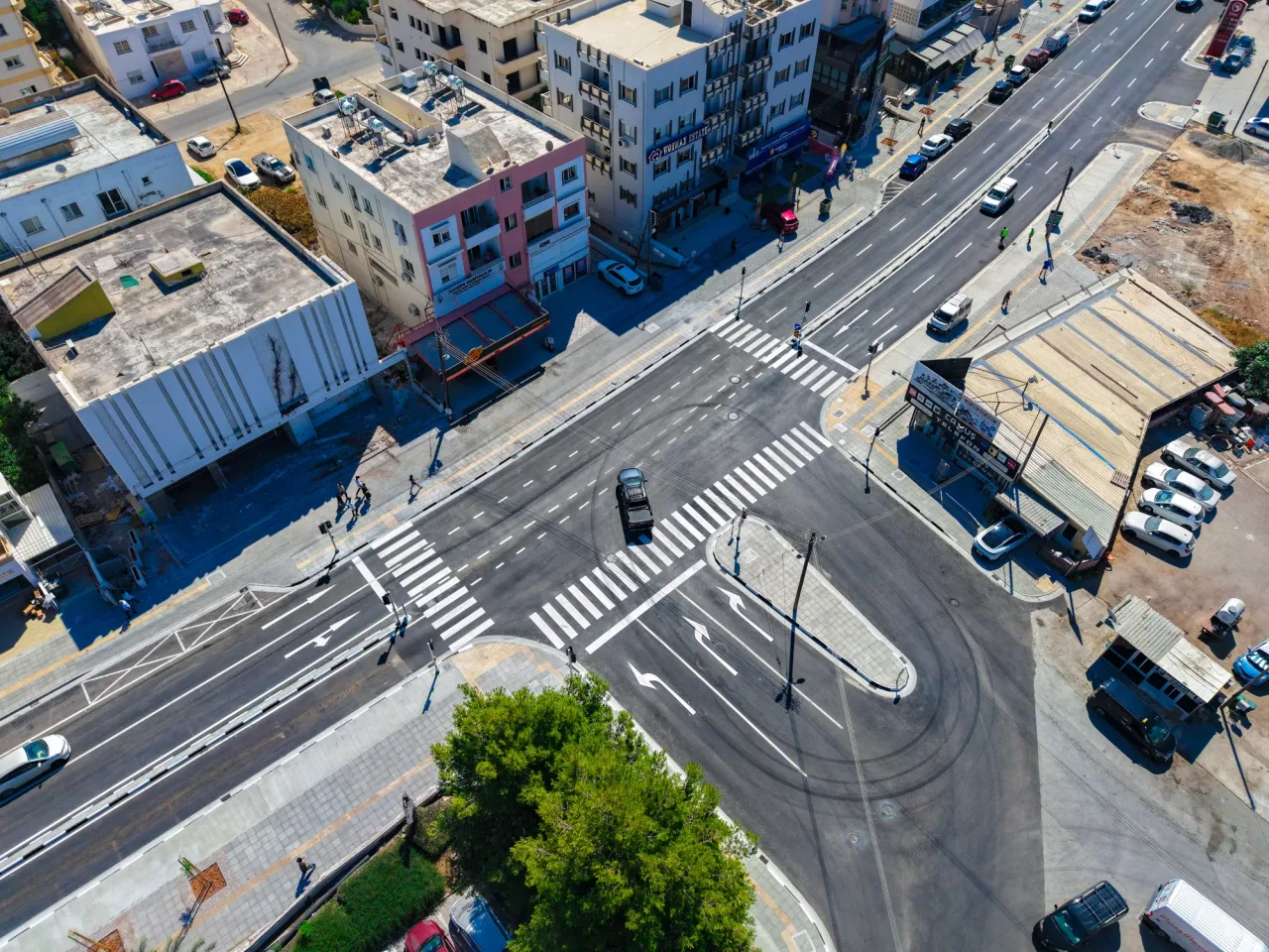 Sakarya kavşağında tamamlanan çalışmaları gösteren yol ve trafik düzenlemesi görüntüsü
