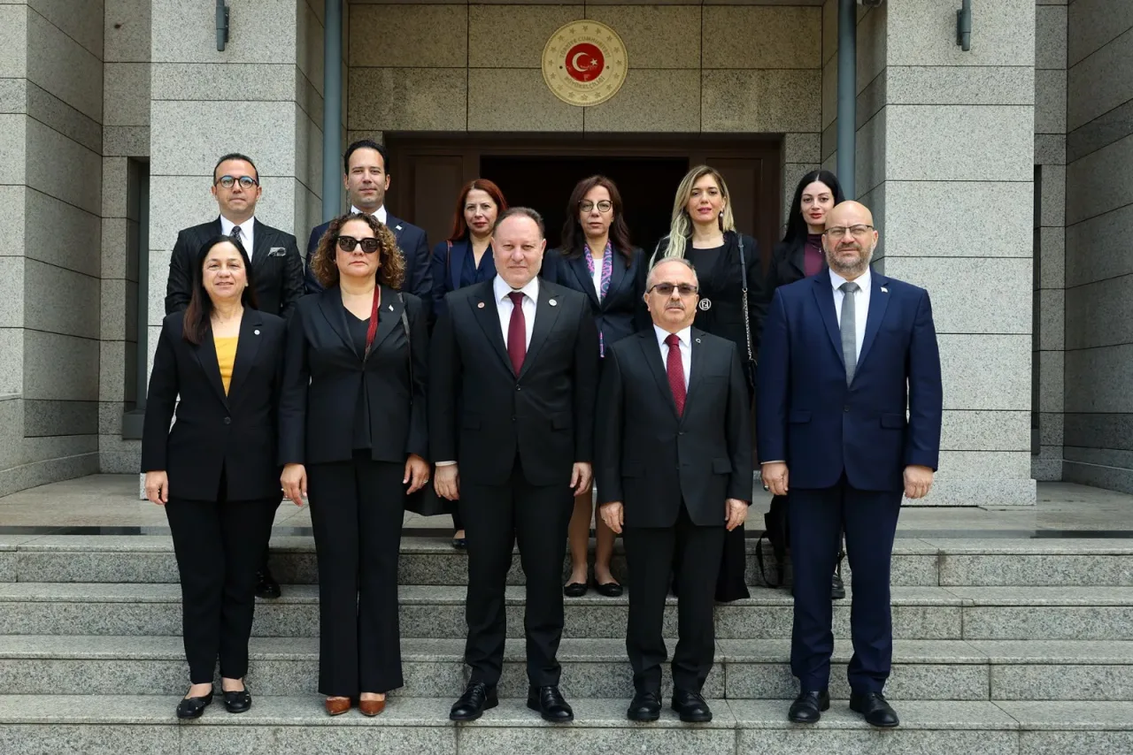 Öztürkler toplu halde Türkiye Büyükelçiliği ve KKTC Temsilciliği önünde ziyaret sırasında.