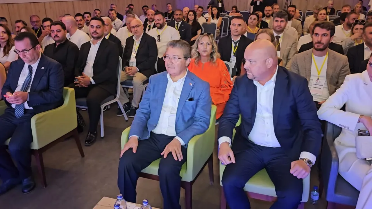 Gayrimenkul Zirvesi açılışında konuşmacılar ve katılımcılar salonda toplandı
