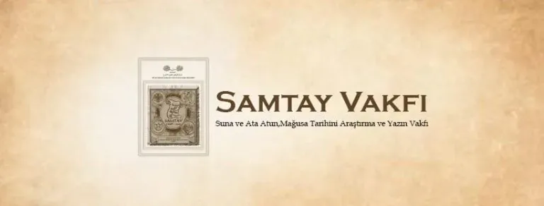 SAMTAY Vakfı yetkilileri kütüphane rafları önünde toplulukla bilgiye erişimi konuşuyor