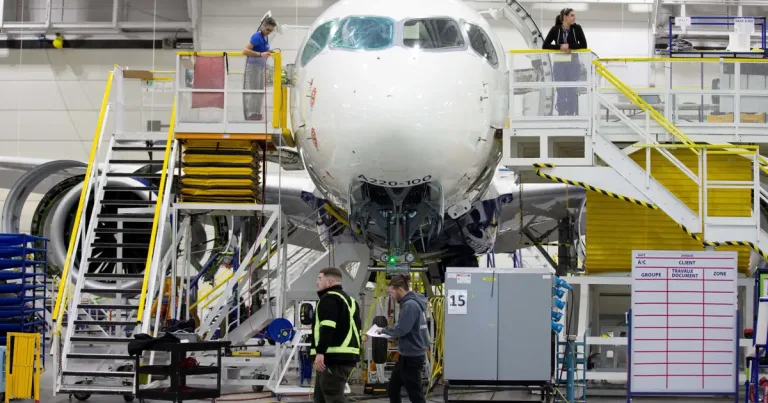 Airbus’ın yeni, büyük yolcu uçağı ilk test uçuşu sırasında gökyüzünde süzülürken görülüyor.