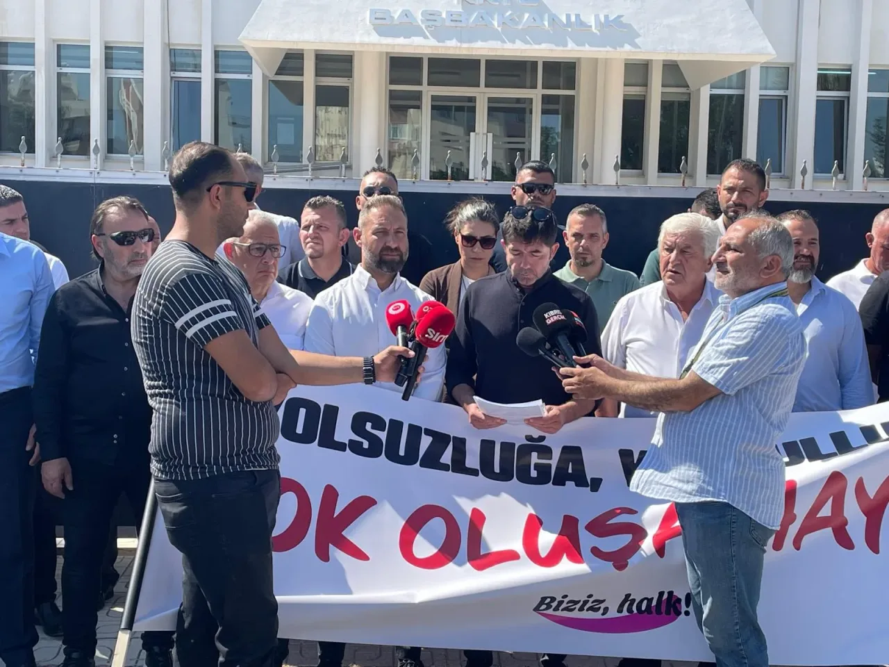 Kamu sendikaları temsilcileri bir platformda ekonomi ve özelleştirme politikalarını eleştiriyor