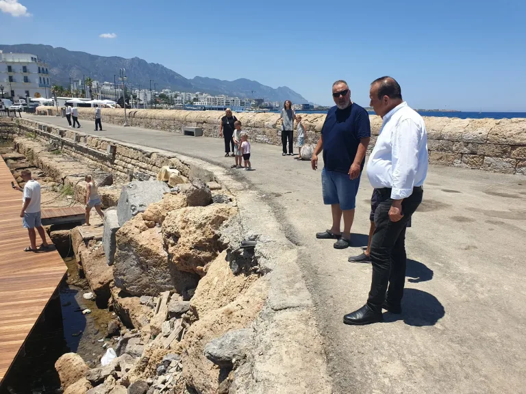 Girne Antik Liman’daki iskele çalışmalarını inceleyen Ataoğlu, kıyıda duran yapılar ve ekiplerle birlikte