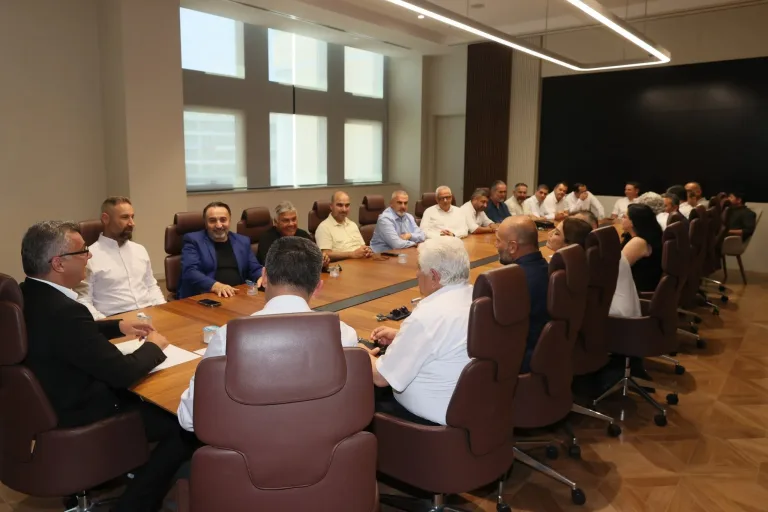 Cumhurbaşkanı Erhürman sendika temsilcileriyle görüşme sırasında konuşurken