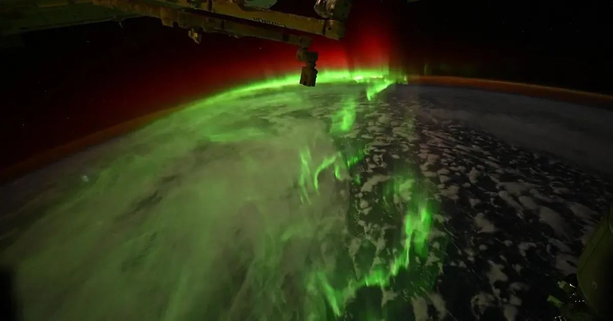 NASA astronotunun kadrajından görülen canlı renkli kutup ışıkları