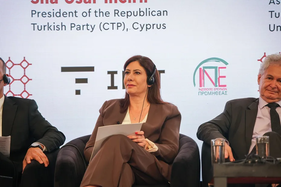 Başlık Yunanca: 'Το στάτους κβο δεν είναι βιώσιμο' yazılı gösterge veya manşet görüntüsü