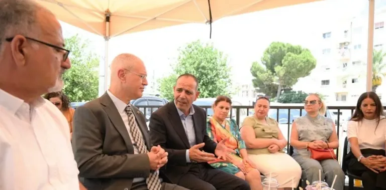 Hasipoğlu ve Harmancı, Yeni Dünya +1 Cafe’de özel gereksinimli bireylerin aileleriyle sohbet ediyor