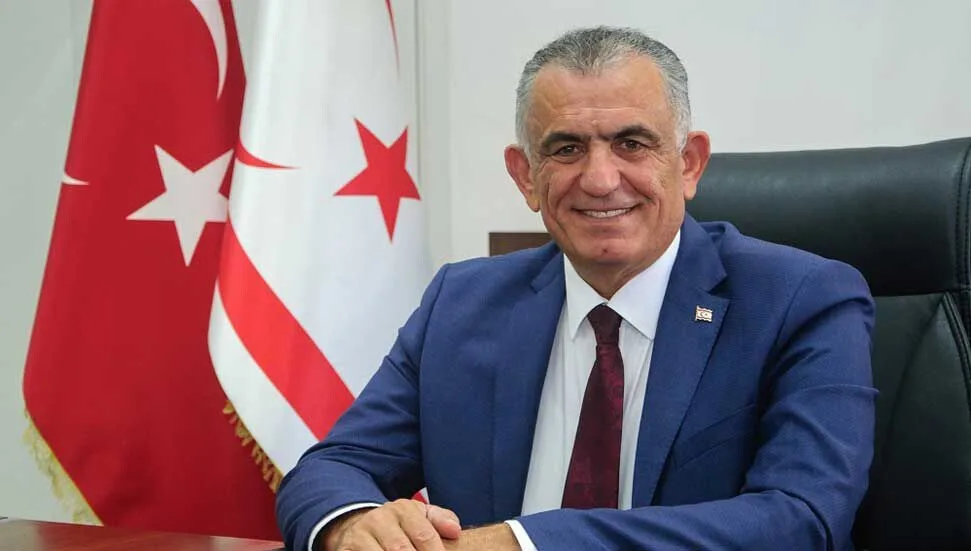 Okul binası önünde yeni yapılan dersliklerin bulunduğu dış cephe ve bahçe
