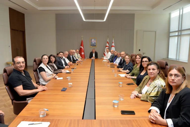 Cumhurbaşkanı Tufan Erhürman, ekonomik örgüt temsilcileriyle toplantıda konuşurken
