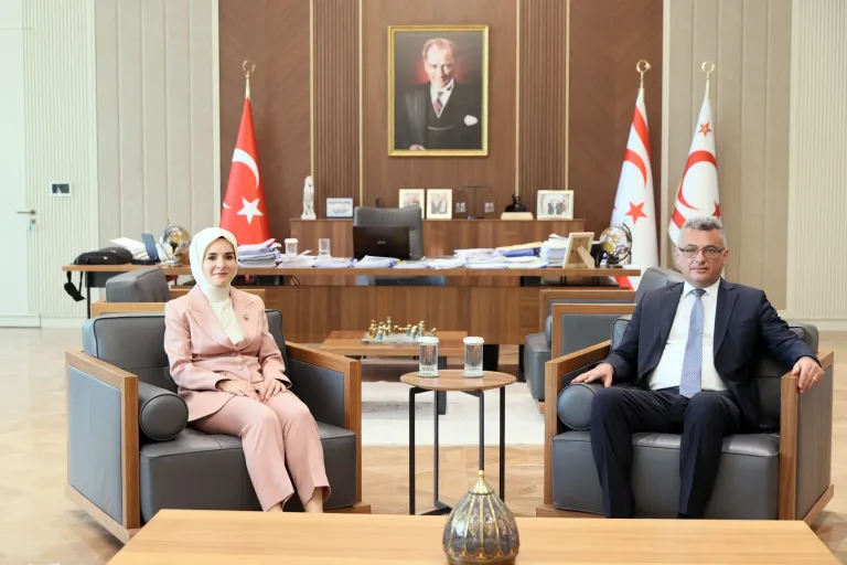 Cumhurbaşkanı Erhürman ile Türkiye Aile ve Sosyal Hizmetler Bakanı Göktaş resmi görüşmede yan yana oturuyor