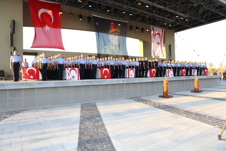 175 polis ve 25 itfaiye memurunun yemin töreninde toplu halde durdukları an