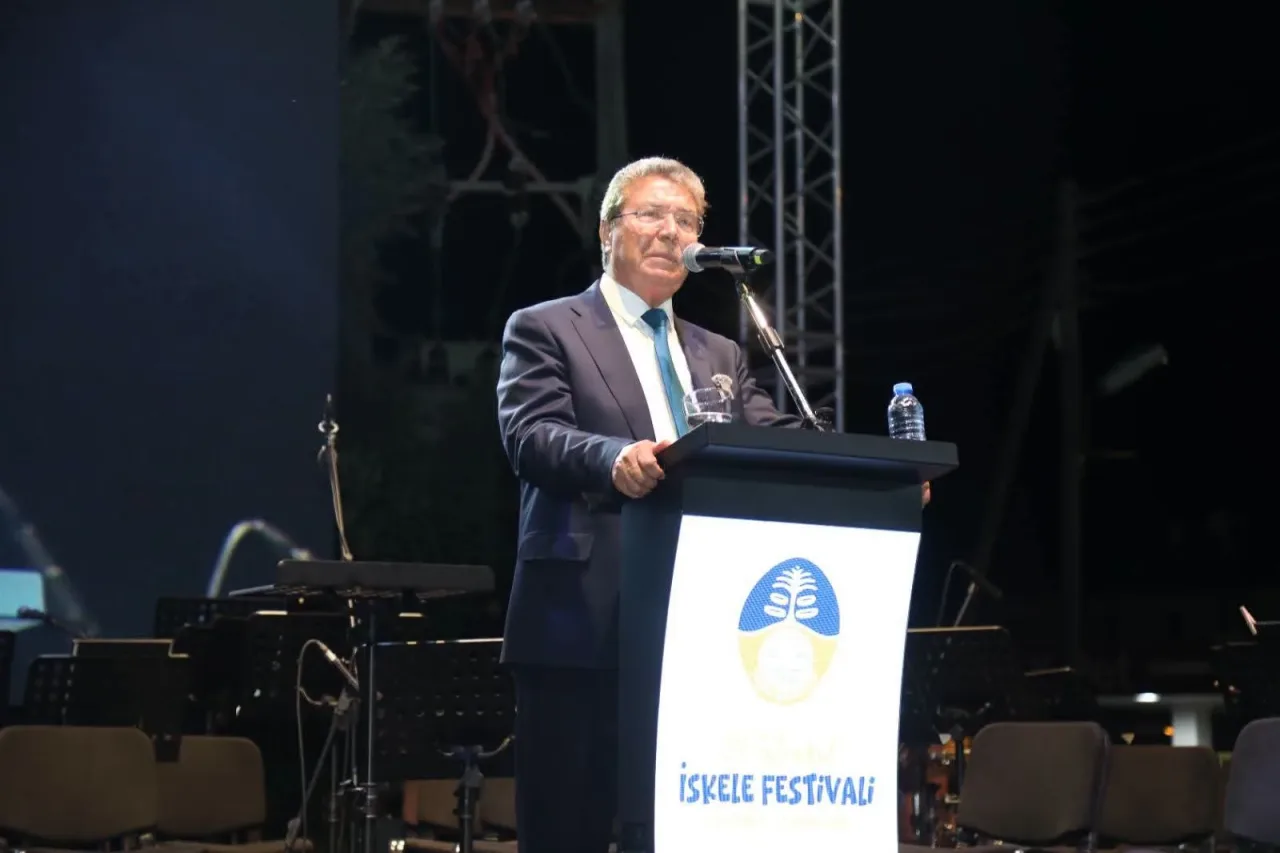 İskele'nin bugün geldiği noktanın tesadüfi olmadığını vurgulayan bir kompozisyon