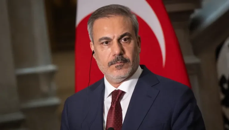 Mevlüt Fidan, Rusya ziyaretinde konuşurken mikrofon önünde konuşma yapıyor