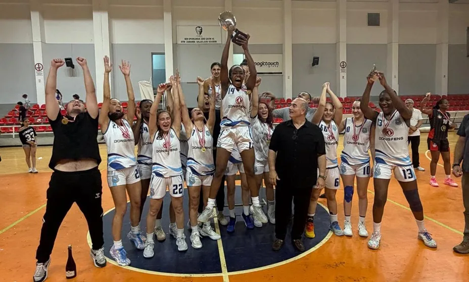 Girne Belediye Başkanı Şenkul, Akdeniz Spor Birliği kadın basketbol takımını şampiyonluk için tebrik ederken