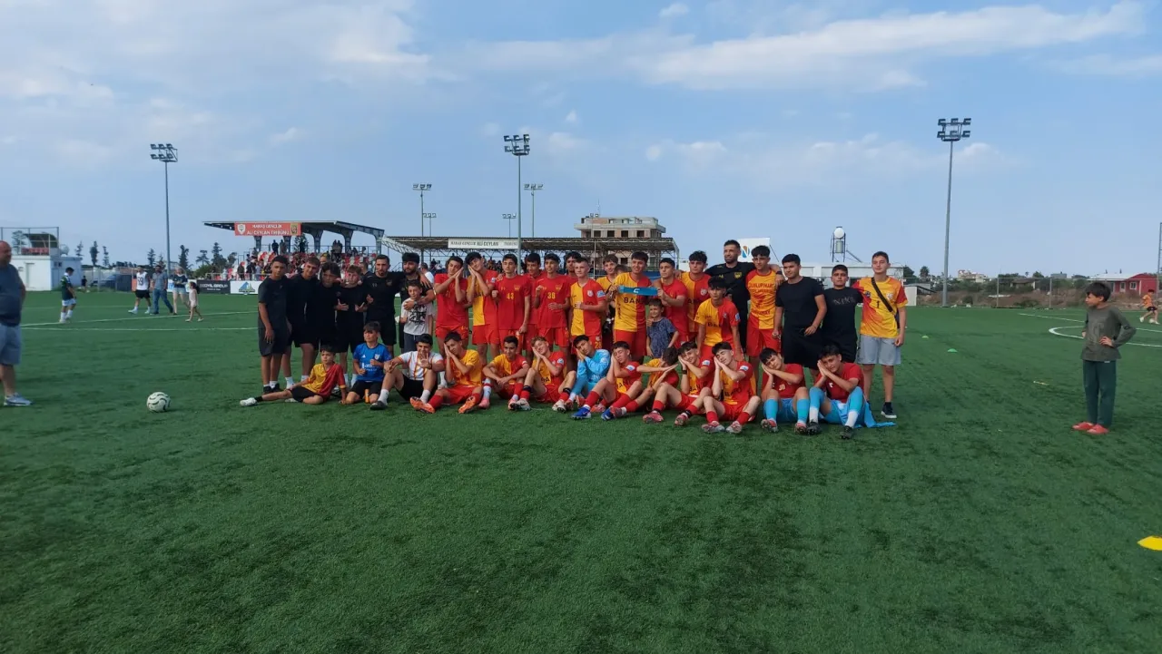 Saydam U15 turnuvasında çeyrek finale yükselen genç futbolcuların takım logoları ve sonuç tabelası