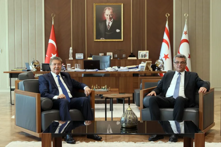 Cumhurbaşkanı Tufan Erhürman ile Başbakan Ünal Üstel yan yana görüşme sırasında oturuyor