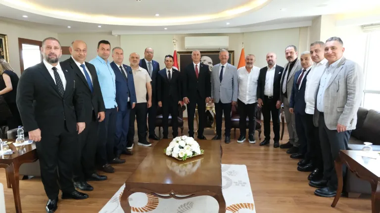 Amcaoğlu konuşurken Mersinli yatırımcıları KKTC’ye yatırım yapmaya davet ediyor