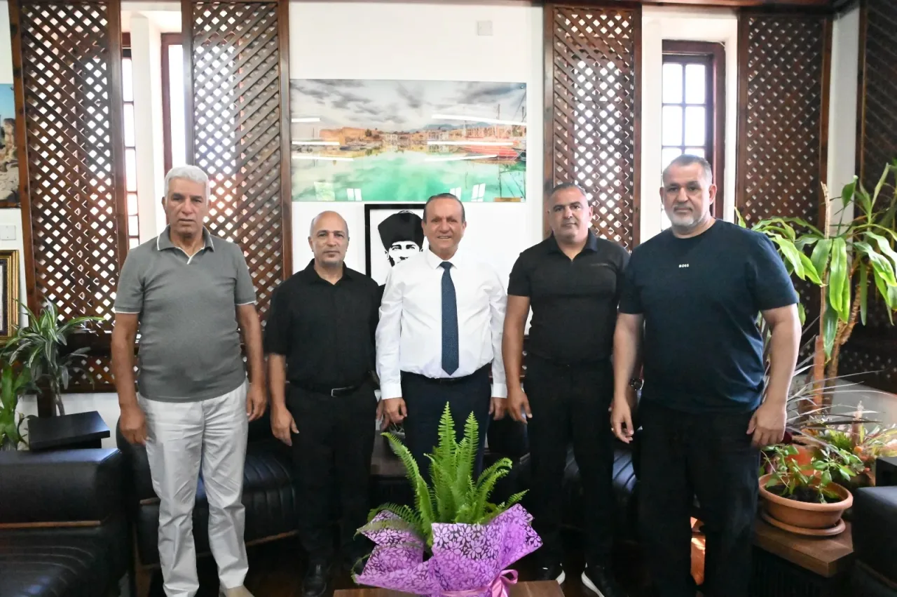 Kickboks Federasyonu yetkilileri, siyasi parti temsilcileriyle toplantıda görüşüyor