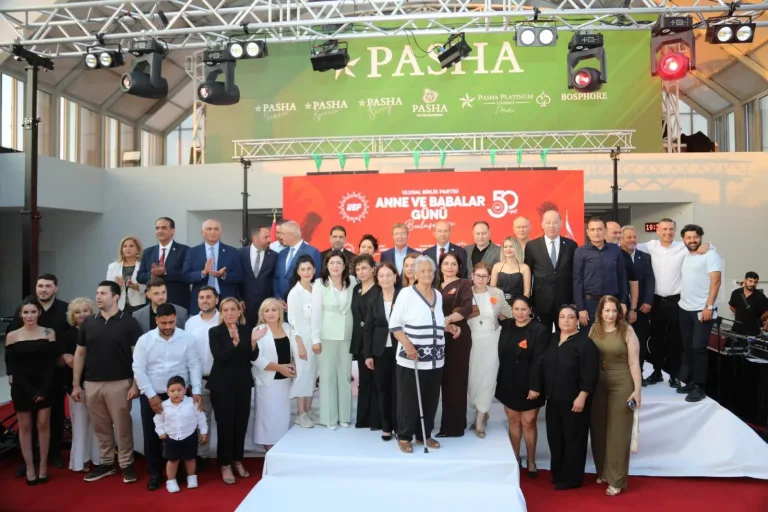 Başarıyı kutlayan ekip üyeleri, projeyi tamamlamanın memnuniyetiyle bir arada