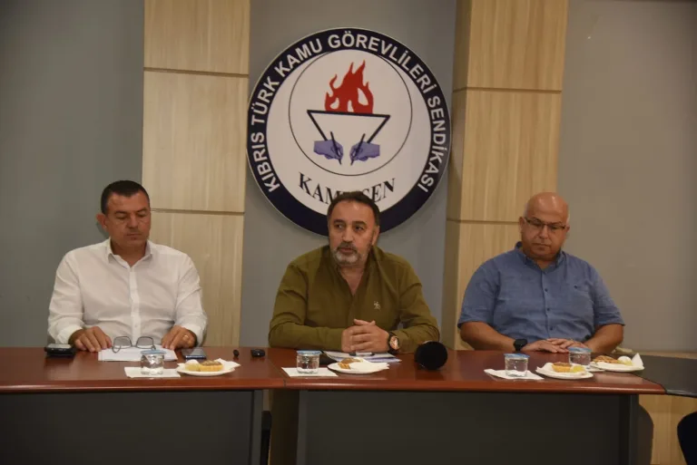 Sözleşmeli personel bir arada, iş güvencesi talep eden pankartlar ve dövizlerle protesto ediyor