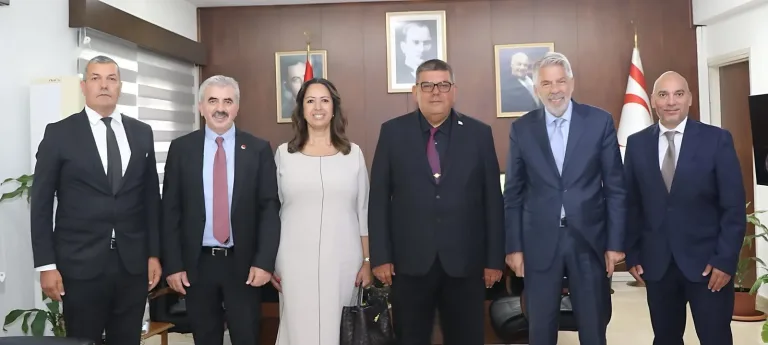 Berova, Vodafone Türkiye ve Telsim heyetiyle bir arada sohbet ediyor