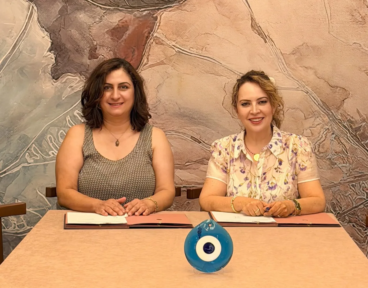 KTMMOB ve GİKAD yetkilileri protokol imza töreninde bir arada, masada belgeler
