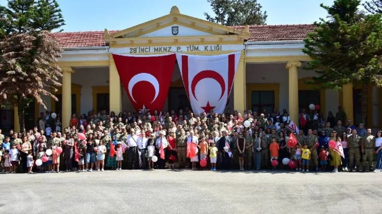 Türk Kara Kuvvetleri’nin kuruluş yıl dönümünü kutlayan tören veya etkinlik sahnesi