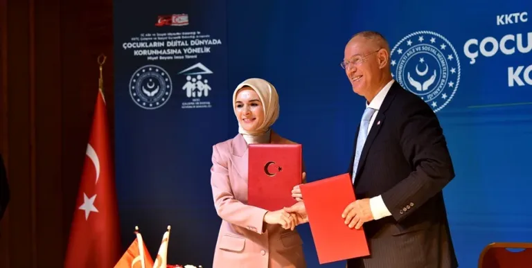 Hasipoğlu ve Göktaş sempozyumda konuşma yaparken sahnede oturuyorlar