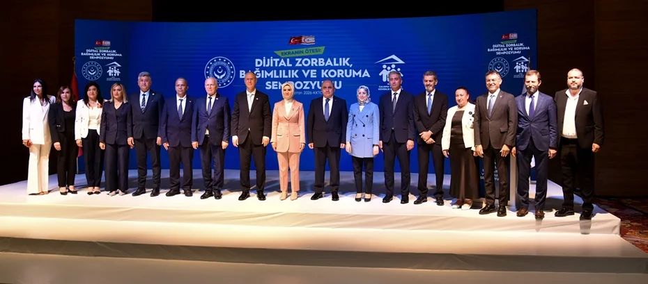 KKTC ve Türkiye iş birliğiyle düzenlenen Dijital Zorbalık, Bağımlılık ve Koruma Sempozyumu afişi veya salon görüntüsü