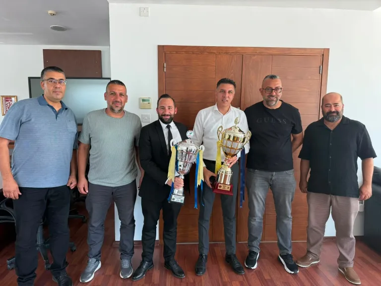 Mustafa Hacıali, Yılmazköy Kulübü’nde Amcaoğlu ile sohbet ederken görüntüleniyor