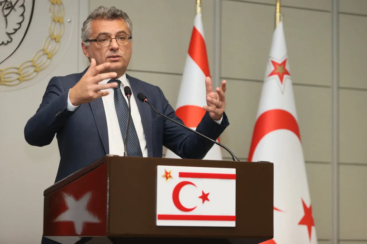 Cumhurbaşkanı, Kıbrıs meselesi ve IPC güçlendirme çabalarını siyasi partilere anlatırken konuşuyor