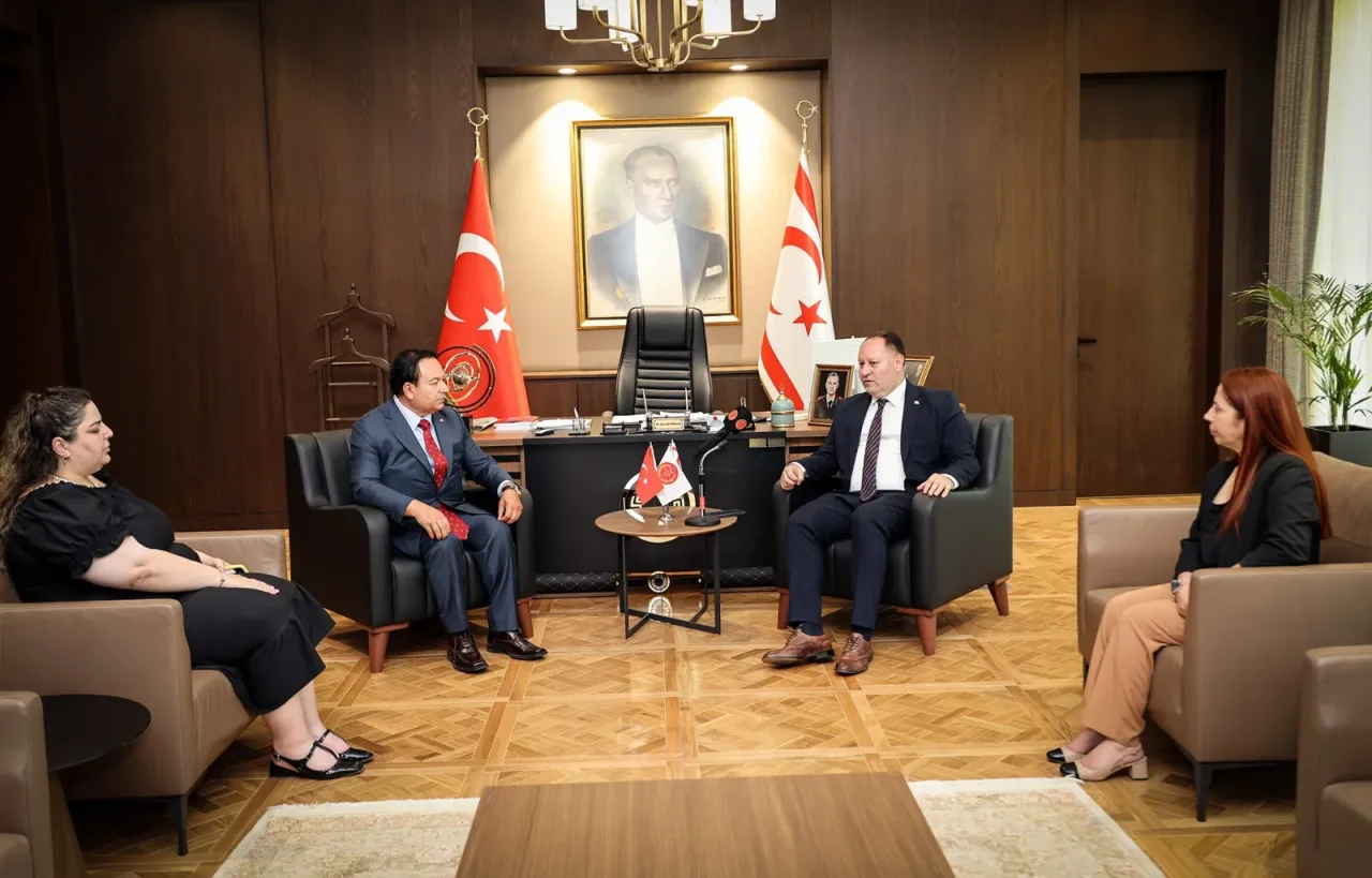 Türk bayrağına odaklanan, saygı ve gururu çağrıştıran bir görüntü