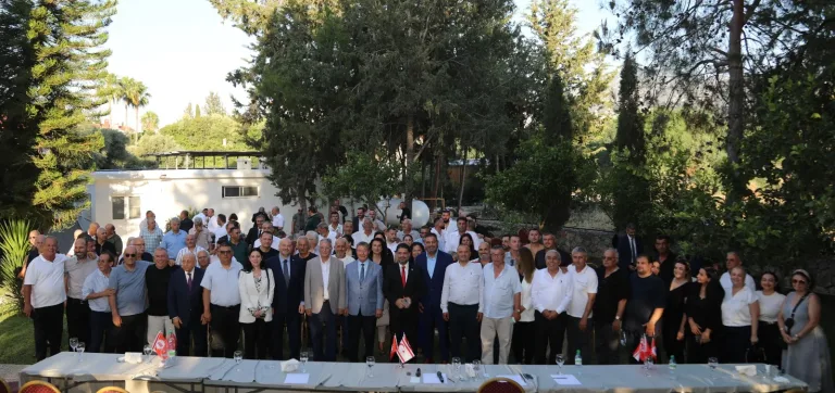 UBP Genel Başkanı Başbakan Üstel, Girne’de partililerle bir arada konuşurken görülüyor