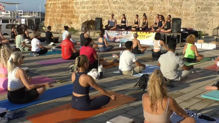 Girne’de Dünya Yoga Günü etkinliğinde yoga yapan katılımcılar