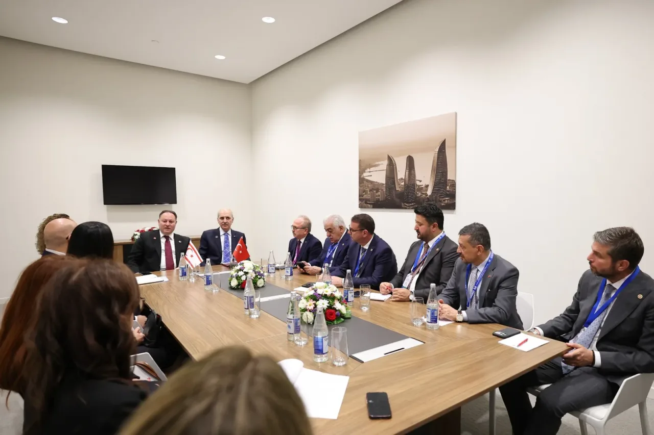 Meclis Başkanı Öztürkler ve TBMM Başkanı Kurtulmuş resmi görüşmede yan yana oturuyor
