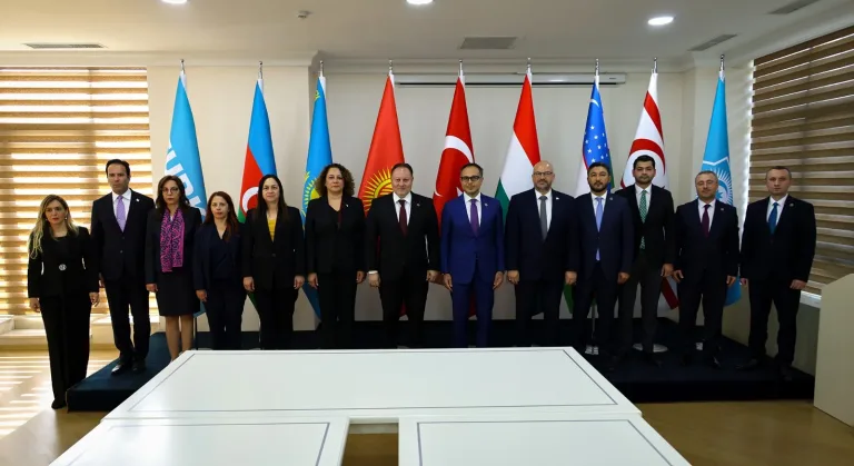KKTC bayrağı veya temsilini simgeleyen sahne — temsilin güçlenmesine vurgu yapan görsel