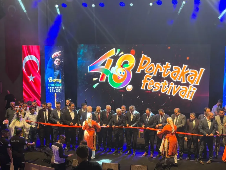 Güzelyurt Portakal Festivali açılışından renkli kutlama ve kalabalık katılımcılar