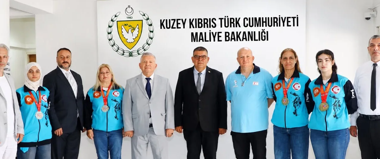 Berova, Dünya Budo Kupası’nda şampiyon KKTC Budo Milli Takımı sporcularunu kabul ederken