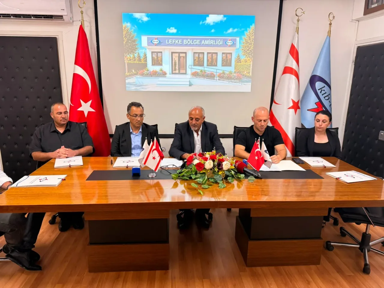 KIB-TEK Lefke Hizmet Binası yapım sözleşmesi imzalanırken belgeler ve yetkililer