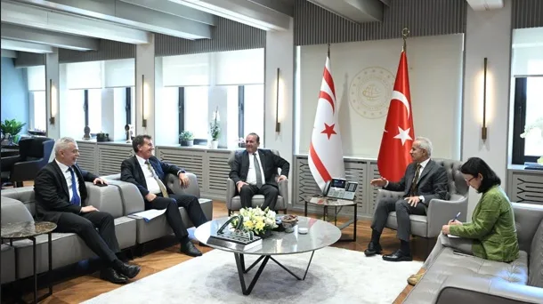 Ataoğlu ve Arıklı'nın BRT'de görüşmelerini değerlendirirken stüdyo ortamında oturup konuştuğu an